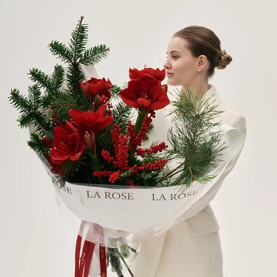 Рождественский букет с сосной и красными амарилиссами